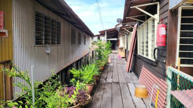 Georgetown, Penang Malezya - 13 Mayıs 2022: Georgetown Penang Klanı Jetties, Malezya. Penang Çin topluluğunun farklı klanları tarafından deniz kıyısında tahta kalelere inşa edilmiş ahşap köyler..