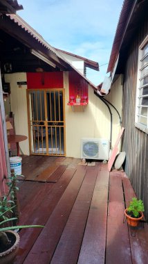 Georgetown, Penang Malezya - 13 Mayıs 2022: Georgetown Penang Klanı Jetties, Malezya. Penang Çin topluluğunun farklı klanları tarafından deniz kıyısında tahta kalelere inşa edilmiş ahşap köyler..