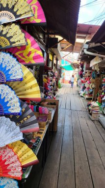 Georgetown, Penang Malezya - 13 Mayıs 2022: Georgetown Penang Klanı Jetties, Malezya. Penang Çin topluluğunun farklı klanları tarafından deniz kıyısında tahta kalelere inşa edilmiş ahşap köyler..