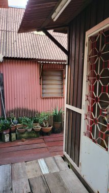 Georgetown, Penang Malezya - 13 Mayıs 2022: Georgetown Penang Klanı Jetties, Malezya. Penang Çin topluluğunun farklı klanları tarafından deniz kıyısında tahta kalelere inşa edilmiş ahşap köyler..