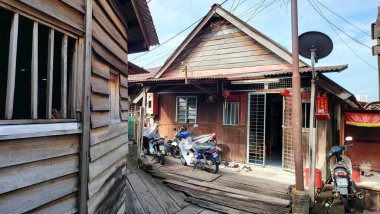 Georgetown, Penang Malezya - 13 Mayıs 2022: Georgetown Penang Klanı Jetties, Malezya. Penang Çin topluluğunun farklı klanları tarafından deniz kıyısında tahta kalelere inşa edilmiş ahşap köyler..