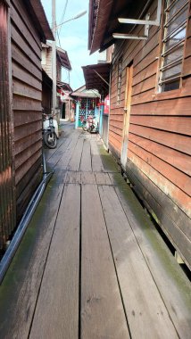 Georgetown, Penang Malezya - 13 Mayıs 2022: Georgetown Penang Klanı Jetties, Malezya. Penang Çin topluluğunun farklı klanları tarafından deniz kıyısında tahta kalelere inşa edilmiş ahşap köyler..