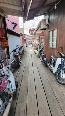 Georgetown, Penang Malezya - 13 Mayıs 2022: Georgetown Penang Klanı Jetties, Malezya. Penang Çin topluluğunun farklı klanları tarafından deniz kıyısında tahta kalelere inşa edilmiş ahşap köyler..