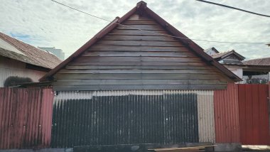 Georgetown, Penang Malezya - 13 Mayıs 2022: Georgetown Penang Klanı Jetties, Malezya. Penang Çin topluluğunun farklı klanları tarafından deniz kıyısında tahta kalelere inşa edilmiş ahşap köyler..