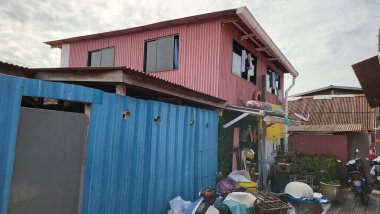 Georgetown, Penang Malezya - 13 Mayıs 2022: Georgetown Penang Klanı Jetties, Malezya. Penang Çin topluluğunun farklı klanları tarafından deniz kıyısında tahta kalelere inşa edilmiş ahşap köyler..