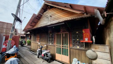 Georgetown, Penang Malezya - 13 Mayıs 2022: Georgetown Penang Klanı Jetties, Malezya. Penang Çin topluluğunun farklı klanları tarafından deniz kıyısında tahta kalelere inşa edilmiş ahşap köyler..