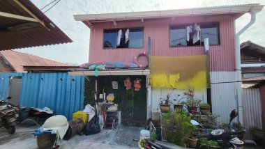 Georgetown, Penang Malezya - 13 Mayıs 2022: Georgetown Penang Klanı Jetties, Malezya. Penang Çin topluluğunun farklı klanları tarafından deniz kıyısında tahta kalelere inşa edilmiş ahşap köyler..