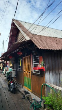 Georgetown, Penang Malezya - 13 Mayıs 2022: Georgetown Penang Klanı Jetties, Malezya. Penang Çin topluluğunun farklı klanları tarafından deniz kıyısında tahta kalelere inşa edilmiş ahşap köyler..