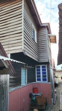 Georgetown, Penang Malezya - 13 Mayıs 2022: Georgetown Penang Klanı Jetties, Malezya. Penang Çin topluluğunun farklı klanları tarafından deniz kıyısında tahta kalelere inşa edilmiş ahşap köyler..