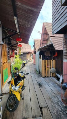 Georgetown, Penang Malezya - 13 Mayıs 2022: Georgetown Penang Klanı Jetties, Malezya. Penang Çin topluluğunun farklı klanları tarafından deniz kıyısında tahta kalelere inşa edilmiş ahşap köyler..