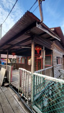 Georgetown, Penang Malezya - 13 Mayıs 2022: Georgetown Penang Klanı Jetties, Malezya. Penang Çin topluluğunun farklı klanları tarafından deniz kıyısında tahta kalelere inşa edilmiş ahşap köyler..