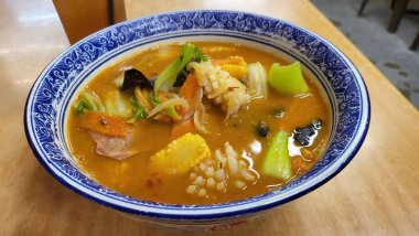 Georgetown, Penang Malezya - 13 Mayıs 2022: Georgetown Penang Klanı Jetties, Malezya. Penang Çin topluluğunun farklı klanları tarafından deniz kıyısında tahta kalelere inşa edilmiş ahşap köyler..