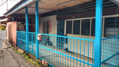 Georgetown, Penang Malezya - 13 Mayıs 2022: Georgetown Penang Klanı Jetties, Malezya. Penang Çin topluluğunun farklı klanları tarafından deniz kıyısında tahta kalelere inşa edilmiş ahşap köyler..