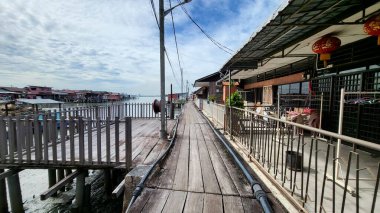 Georgetown, Penang Malezya - 13 Mayıs 2022: Georgetown Penang Klanı Jetties, Malezya. Penang Çin topluluğunun farklı klanları tarafından deniz kıyısında tahta kalelere inşa edilmiş ahşap köyler..