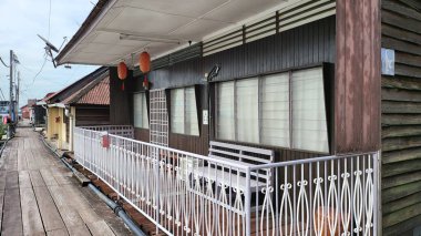 Georgetown, Penang Malezya - 13 Mayıs 2022: Georgetown Penang Klanı Jetties, Malezya. Penang Çin topluluğunun farklı klanları tarafından deniz kıyısında tahta kalelere inşa edilmiş ahşap köyler..