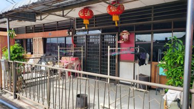 Georgetown, Penang Malezya - 13 Mayıs 2022: Georgetown Penang Klanı Jetties, Malezya. Penang Çin topluluğunun farklı klanları tarafından deniz kıyısında tahta kalelere inşa edilmiş ahşap köyler..