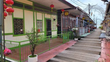 Georgetown, Penang Malezya - 13 Mayıs 2022: Georgetown Penang Klanı Jetties, Malezya. Penang Çin topluluğunun farklı klanları tarafından deniz kıyısında tahta kalelere inşa edilmiş ahşap köyler..