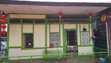 Georgetown, Penang Malezya - 13 Mayıs 2022: Georgetown Penang Klanı Jetties, Malezya. Penang Çin topluluğunun farklı klanları tarafından deniz kıyısında tahta kalelere inşa edilmiş ahşap köyler..