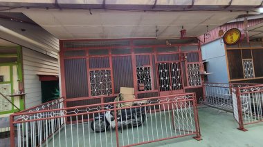 Georgetown, Penang Malezya - 13 Mayıs 2022: Georgetown Penang Klanı Jetties, Malezya. Penang Çin topluluğunun farklı klanları tarafından deniz kıyısında tahta kalelere inşa edilmiş ahşap köyler..