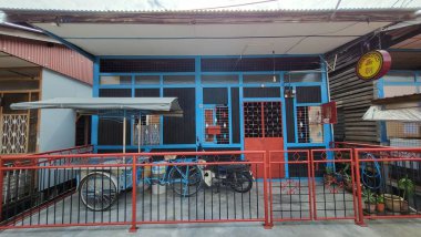 Georgetown, Penang Malezya - 13 Mayıs 2022: Georgetown Penang Klanı Jetties, Malezya. Penang Çin topluluğunun farklı klanları tarafından deniz kıyısında tahta kalelere inşa edilmiş ahşap köyler..