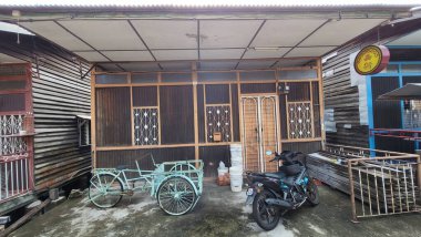 Georgetown, Penang Malezya - 13 Mayıs 2022: Georgetown Penang Klanı Jetties, Malezya. Penang Çin topluluğunun farklı klanları tarafından deniz kıyısında tahta kalelere inşa edilmiş ahşap köyler..