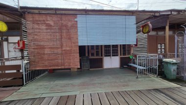 Georgetown, Penang Malezya - 13 Mayıs 2022: Georgetown Penang Klanı Jetties, Malezya. Penang Çin topluluğunun farklı klanları tarafından deniz kıyısında tahta kalelere inşa edilmiş ahşap köyler..