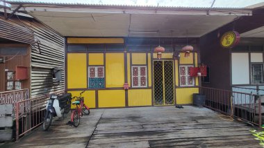 Georgetown, Penang Malezya - 13 Mayıs 2022: Georgetown Penang Klanı Jetties, Malezya. Penang Çin topluluğunun farklı klanları tarafından deniz kıyısında tahta kalelere inşa edilmiş ahşap köyler..