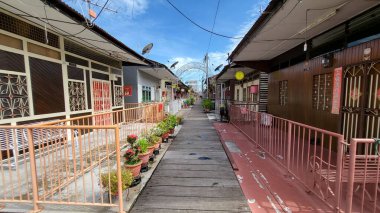 Georgetown, Penang Malezya - 13 Mayıs 2022: Georgetown Penang Klanı Jetties, Malezya. Penang Çin topluluğunun farklı klanları tarafından deniz kıyısında tahta kalelere inşa edilmiş ahşap köyler..