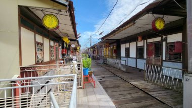 Georgetown, Penang Malezya - 13 Mayıs 2022: Georgetown Penang Klanı Jetties, Malezya. Penang Çin topluluğunun farklı klanları tarafından deniz kıyısında tahta kalelere inşa edilmiş ahşap köyler..