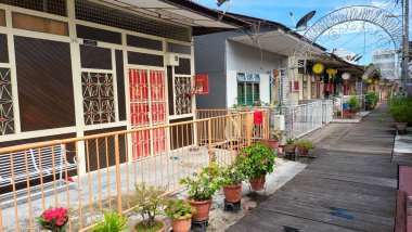 Georgetown, Penang Malezya - 13 Mayıs 2022: Georgetown Penang Klanı Jetties, Malezya. Penang Çin topluluğunun farklı klanları tarafından deniz kıyısında tahta kalelere inşa edilmiş ahşap köyler..
