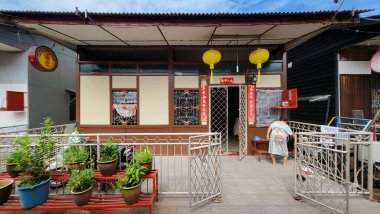 Georgetown, Penang Malezya - 13 Mayıs 2022: Georgetown Penang Klanı Jetties, Malezya. Penang Çin topluluğunun farklı klanları tarafından deniz kıyısında tahta kalelere inşa edilmiş ahşap köyler..