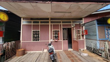 Georgetown, Penang Malezya - 13 Mayıs 2022: Georgetown Penang Klanı Jetties, Malezya. Penang Çin topluluğunun farklı klanları tarafından deniz kıyısında tahta kalelere inşa edilmiş ahşap köyler..