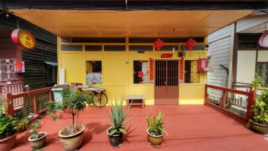 Georgetown, Penang Malezya - 13 Mayıs 2022: Georgetown Penang Klanı Jetties, Malezya. Penang Çin topluluğunun farklı klanları tarafından deniz kıyısında tahta kalelere inşa edilmiş ahşap köyler..