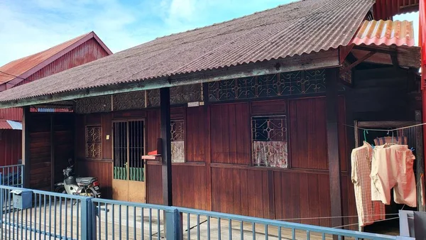 Georgetown, Penang Malezya - 13 Mayıs 2022: Georgetown Penang Klanı Jetties, Malezya. Penang Çin topluluğunun farklı klanları tarafından deniz kıyısında tahta kalelere inşa edilmiş ahşap köyler..