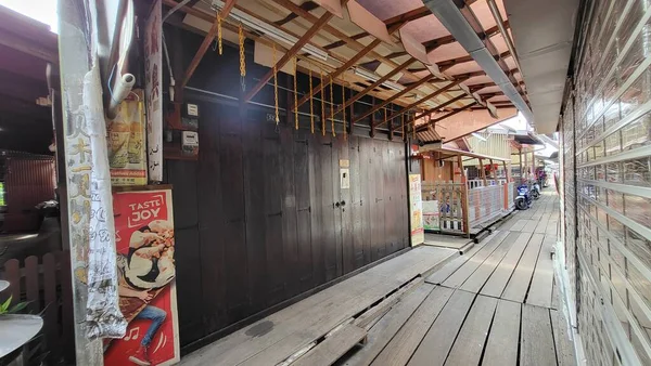 Georgetown, Penang Malezya - 13 Mayıs 2022: Georgetown Penang Klanı Jetties, Malezya. Penang Çin topluluğunun farklı klanları tarafından deniz kıyısında tahta kalelere inşa edilmiş ahşap köyler..