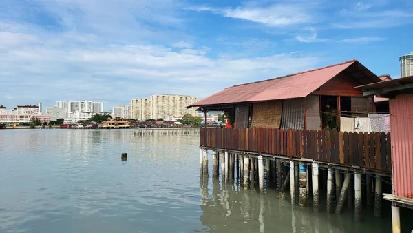 乔治敦 马来西亚槟城 2022年5月13日 马来西亚乔治敦槟城的部族Jetties 槟榔屿华人社区的不同氏族在海滨的立柱上建造的木村 — 图库照片