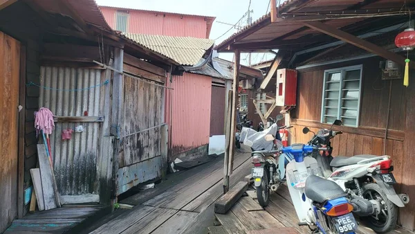Georgetown, Penang Malezya - 13 Mayıs 2022: Georgetown Penang Klanı Jetties, Malezya. Penang Çin topluluğunun farklı klanları tarafından deniz kıyısında tahta kalelere inşa edilmiş ahşap köyler..