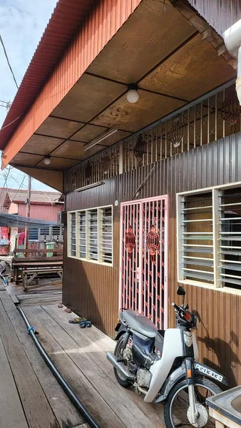Georgetown, Penang Malezya - 13 Mayıs 2022: Georgetown Penang Klanı Jetties, Malezya. Penang Çin topluluğunun farklı klanları tarafından deniz kıyısında tahta kalelere inşa edilmiş ahşap köyler..