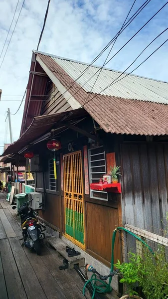 Georgetown, Penang Malezya - 13 Mayıs 2022: Georgetown Penang Klanı Jetties, Malezya. Penang Çin topluluğunun farklı klanları tarafından deniz kıyısında tahta kalelere inşa edilmiş ahşap köyler..