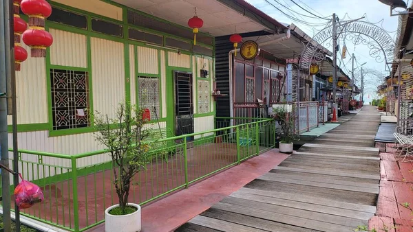 Georgetown, Penang Malezya - 13 Mayıs 2022: Georgetown Penang Klanı Jetties, Malezya. Penang Çin topluluğunun farklı klanları tarafından deniz kıyısında tahta kalelere inşa edilmiş ahşap köyler..