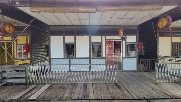 Georgetown, Penang Malezya - 13 Mayıs 2022: Georgetown Penang Klanı Jetties, Malezya. Penang Çin topluluğunun farklı klanları tarafından deniz kıyısında tahta kalelere inşa edilmiş ahşap köyler..