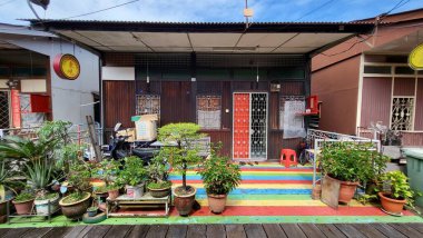 Georgetown, Penang Malezya - 13 Mayıs 2022: Georgetown Penang Klanı Jetties, Malezya. Penang Çin topluluğunun farklı klanları tarafından deniz kıyısında tahta kalelere inşa edilmiş ahşap köyler..