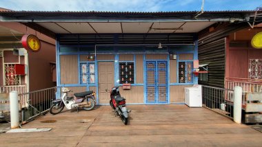 Georgetown, Penang Malezya - 13 Mayıs 2022: Georgetown Penang Klanı Jetties, Malezya. Penang Çin topluluğunun farklı klanları tarafından deniz kıyısında tahta kalelere inşa edilmiş ahşap köyler..