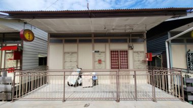 Georgetown, Penang Malezya - 13 Mayıs 2022: Georgetown Penang Klanı Jetties, Malezya. Penang Çin topluluğunun farklı klanları tarafından deniz kıyısında tahta kalelere inşa edilmiş ahşap köyler..