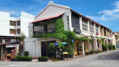 Georgetown, Penang Malezya - 13 Mayıs 2022: Georgetown Penang Klanı Jetties, Malezya. Penang Çin topluluğunun farklı klanları tarafından deniz kıyısında tahta kalelere inşa edilmiş ahşap köyler..