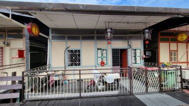 Georgetown, Penang Malezya - 13 Mayıs 2022: Georgetown Penang Klanı Jetties, Malezya. Penang Çin topluluğunun farklı klanları tarafından deniz kıyısında tahta kalelere inşa edilmiş ahşap köyler..