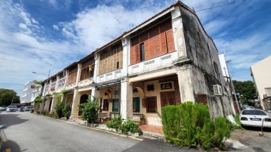 Georgetown, Penang Malezya - 13 Mayıs 2022: Georgetown Penang Klanı Jetties, Malezya. Penang Çin topluluğunun farklı klanları tarafından deniz kıyısında tahta kalelere inşa edilmiş ahşap köyler..
