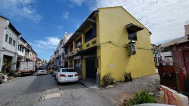 Georgetown, Penang Malezya - 13 Mayıs 2022: Georgetown Penang Klanı Jetties, Malezya. Penang Çin topluluğunun farklı klanları tarafından deniz kıyısında tahta kalelere inşa edilmiş ahşap köyler..