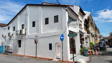 Georgetown, Penang Malezya - 13 Mayıs 2022: Georgetown Penang Klanı Jetties, Malezya. Penang Çin topluluğunun farklı klanları tarafından deniz kıyısında tahta kalelere inşa edilmiş ahşap köyler..