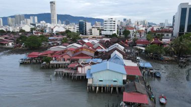 Georgetown, Penang Malezya - 13 Mayıs 2022: Georgetown Penang Klanı Jetties, Malezya. Penang Çin topluluğunun farklı klanları tarafından deniz kıyısında tahta kalelere inşa edilmiş ahşap köyler..
